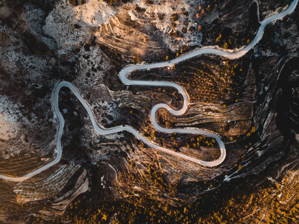 A picture of a winding road