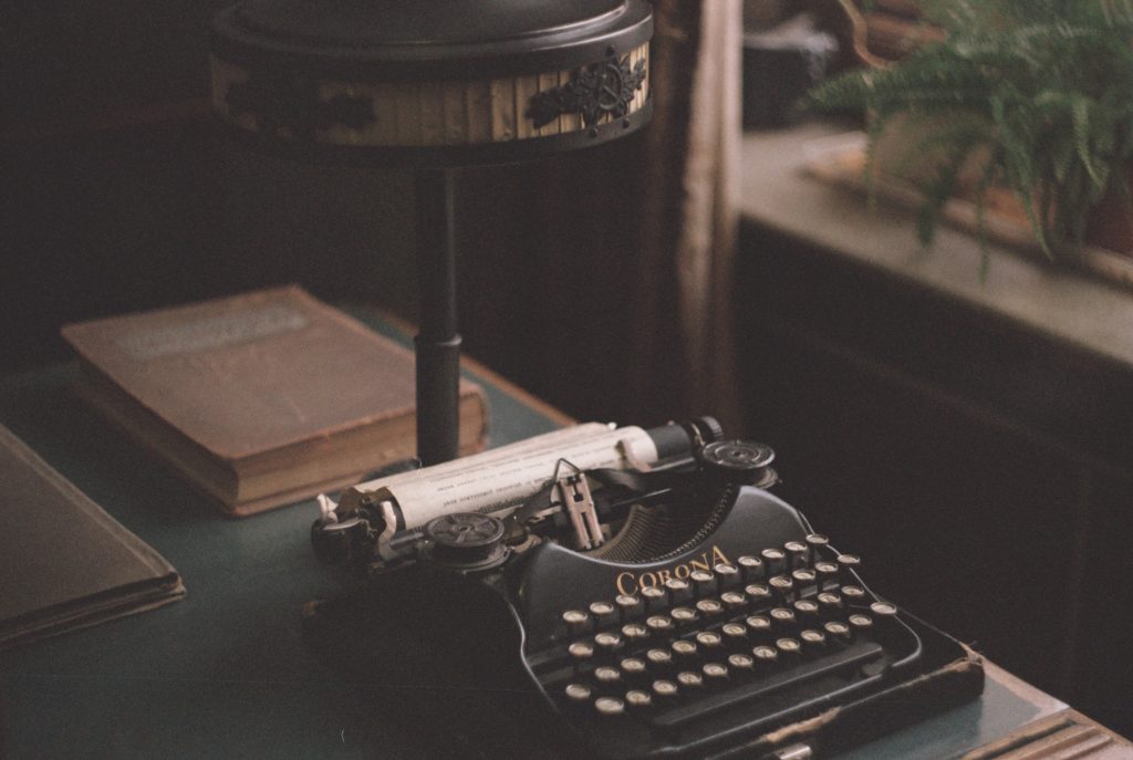 A picture of a typewriter